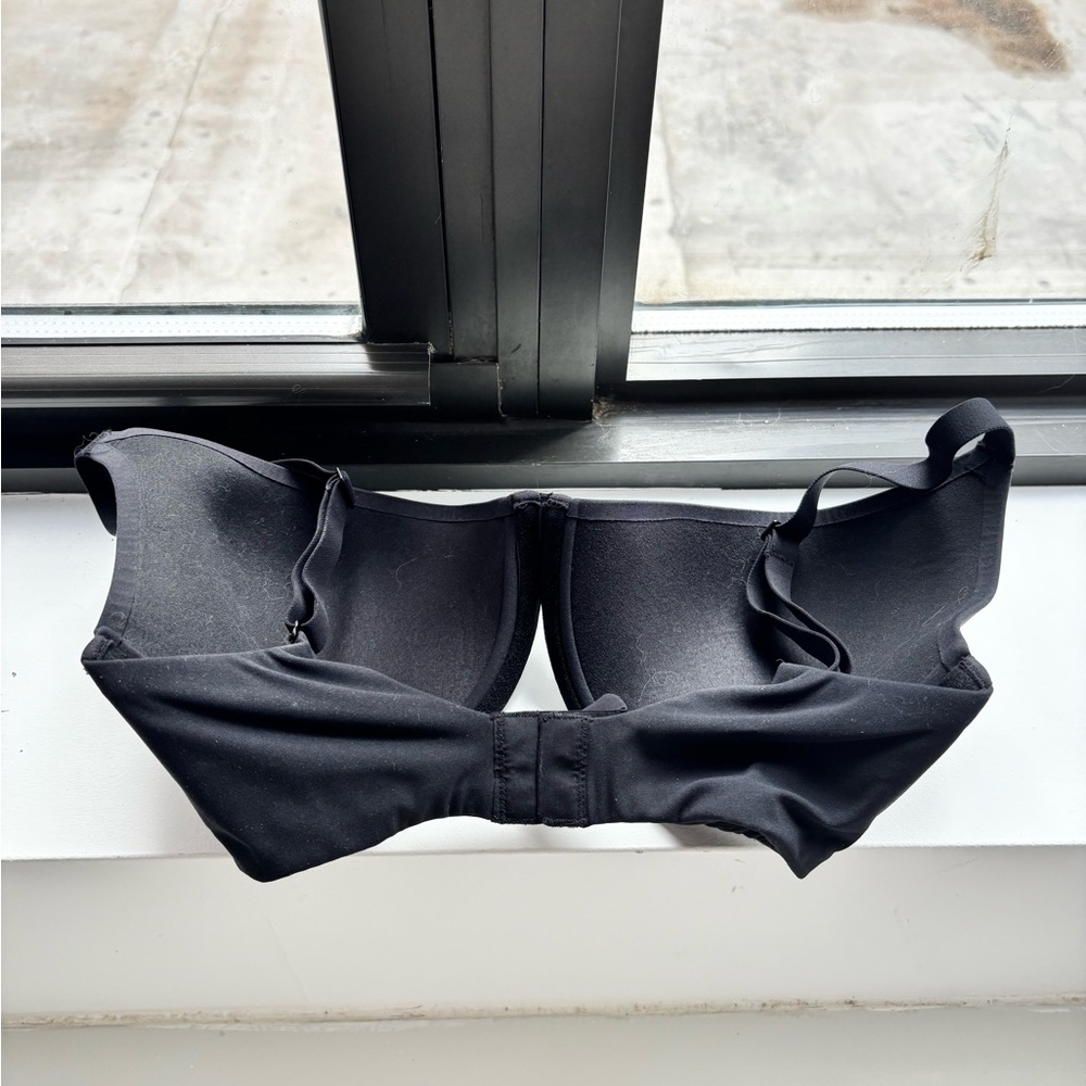 SKIMS Fits Everybody T-Shirt Bra in Onyx - Picture 5 of 7